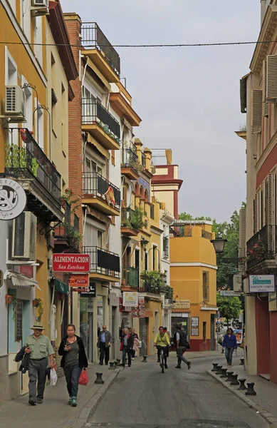 Sevilla Spanje Mei 2018 Mensen Lopen Door Smalle Straat Oude — Stockfoto