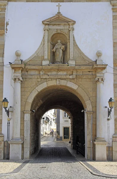 Faro Portugal Mayo 2018 Gente Está Caminando Entrada Del Arco — Foto de Stock