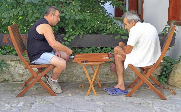 Veliko Tarnovo Bułgaria Lipca 2018 Mężczyźni Gry Backgammon Zewnątrz Veliko — Zdjęcie stockowe
