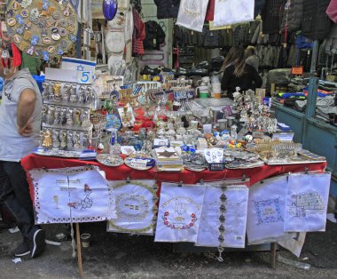 Tel Aviv, İsrail - 30 Kasım 2017: souvenire mal Carmel Pazarı, Tel-Aviv, durak