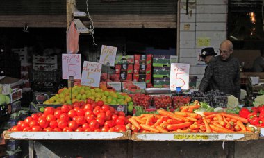 Tel Aviv, İsrail - 30 Kasım 2017: adam açık havada Carmel Pazarı Tel Aviv, İsrail'deki sebze satan