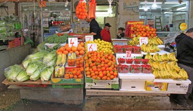 Tel Aviv, İsrail - 30 Kasım 2017: adam açık havada Carmel Pazarı Tel Aviv, İsrail'deki sebze satan