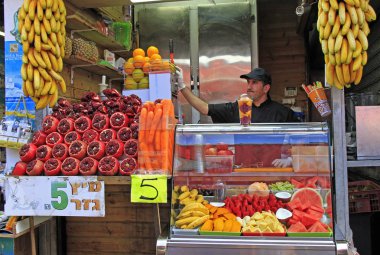 Tel Aviv, İsrail - 30 Kasım 2017: satan adam meyve Carmel Market, Tel Aviv, İsrail