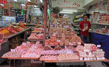 Tel Aviv, İsrail - 30 Kasım 2017: adam Carmel Pazarı Tel-Aviv, İsrail'de oryantal tatlılar satan