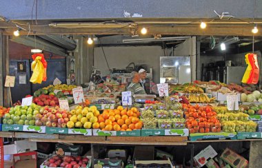 Tel Aviv, İsrail - 30 Kasım 2017: satan adam meyve Carmel Market, Tel Aviv, İsrail