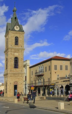 Tel Aviv, İsrail - 30 Kasım 2017: insanlar eski Jaffa İsrail'in Yefet Caddesi'nde Saat Kulesi yürüyüş