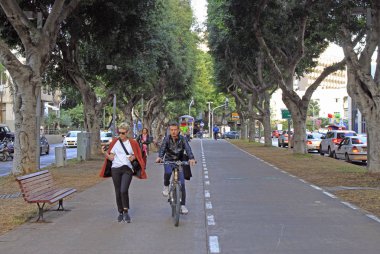 Tel Aviv, İsrail - 30 Kasım 2017: Rothschild Boulevard, Tel Aviv, İsrail tarafından insanlar yürümek