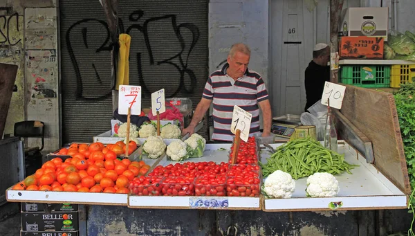 Tel Aviv Israel Noviembre 2017 Hombre Vende Verduras Aire Libre —  Fotos de Stock