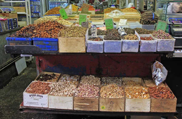 以色列特拉维夫 2017年11月30日 以色列特拉维夫的卡梅尔市场上有坚果和茶叶的摊位 — 图库照片