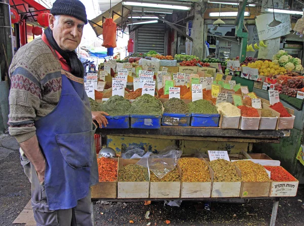 男がテル アビブ イスラエルのカルメル市場で調味料を販売しているテル アビブ イスラエル 2017 — ストック写真