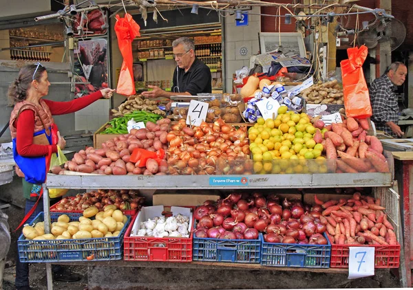 Tel Aviv Israel Noviembre 2017 Hombre Vende Verduras Aire Libre — Foto de Stock
