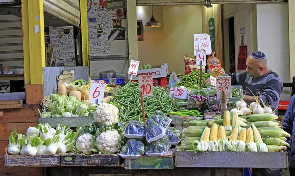 Tel Aviv Israel Noviembre 2017 Hombre Vende Verduras Aire Libre — Foto de Stock