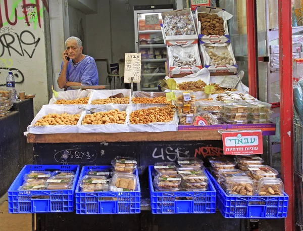 以色列特拉维夫 2017年11月30日 在以色列特拉维夫的卡梅尔市场上卖甜食的人 — 图库照片
