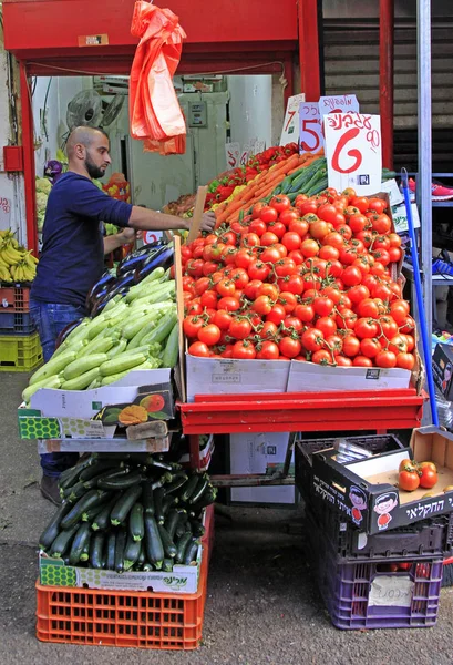 以色列特拉维夫 2017年11月30日 在以色列特拉维夫的卡梅尔市场上卖蔬菜的人 — 图库照片