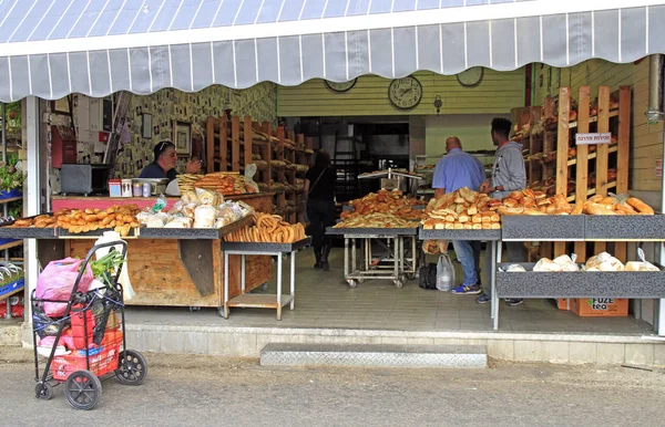 以色列特拉维夫 2017年11月30日 在以色列特拉维夫的卡梅尔市场上卖面包的人 — 图库照片