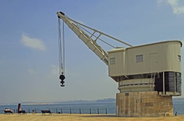 Santander, İspanya - 26 Mayıs 2018: Eski vinç görünümünü Grua de Piedra Santander seafront adlı