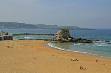 Santander, İspanya - 26 Mayıs 2018: insanlar dinlenirken İspanyol şehir Santander sahilinde