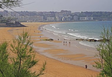 Santander, İspanya - 26 Mayıs 2018: insanlar dinlenirken İspanyol şehir Santander sahilinde