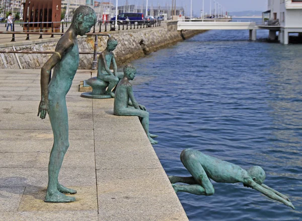 Santander, İspanya - 26 Mayıs 2018: Görünüm raqueros heykelinin sahildeki Santander, İspanya