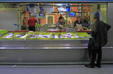 Bilbao, İspanya - 27 Mayıs 2018: satan kadın balık ve deniz gıda Market Bilbao, İspanya