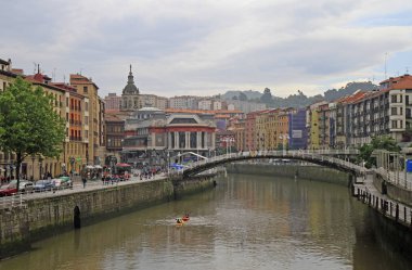 Bilbao, İspanya - 27 Mayıs 2018: nehir Nervion İspanyol City Bilbao çıkabilir insanlar yürümek