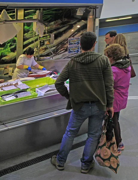 Bilbao España Mayo 2018 Mujer Vende Pescado Mariscos Mercado Bilbao —  Fotos de Stock