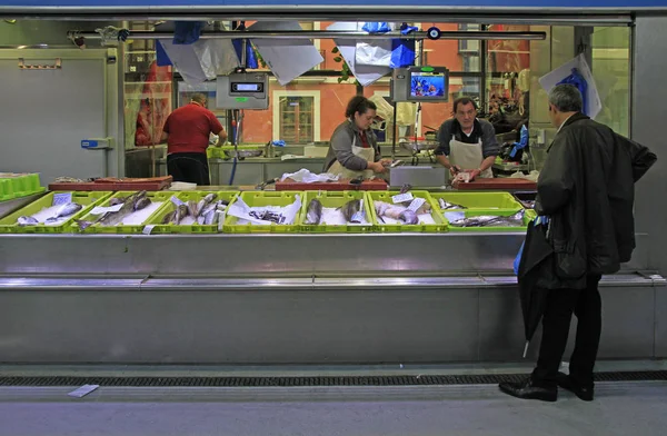 Bilbao Spanje Mei 2018 Vrouw Verkoopt Vis Zee Voedsel Markt — Stockfoto