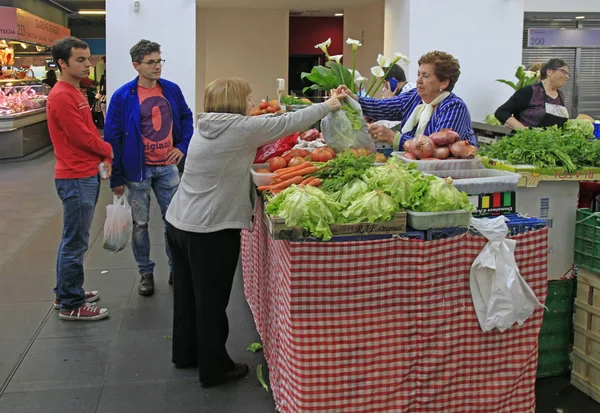 Bilbao España Mayo 2018 Mujer Vende Verduras Bilbao España —  Fotos de Stock