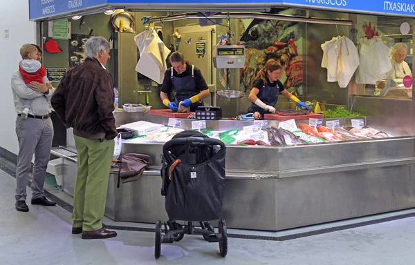 Bilbao Hiszpania Maja 2018 Kobieta Sprzedaje Ryby Morze Żywności Rynku — Zdjęcie stockowe