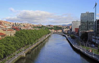 Bilbao, İspanya - 27 Mayıs 2018: nehir Nervion İspanyol City Bilbao çıkabilir insanlar yürümek