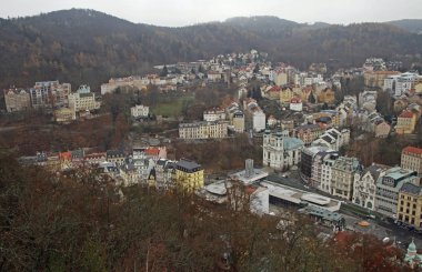 Karlovy Vary şehrin panoramik havadan görünümü