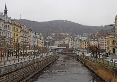 insanlar tarafından Karlovy Vary Riverside'ta yürüyor