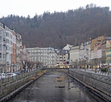 insanlar tarafından Karlovy Vary Riverside'ta yürüyor