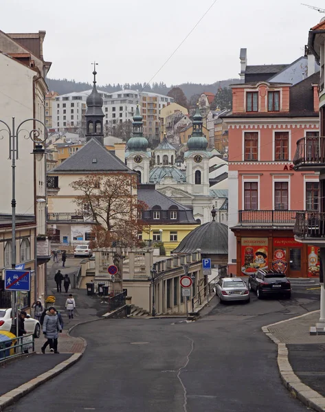 Mensen lopen door de straat in Karlovy Vary — Stockfoto