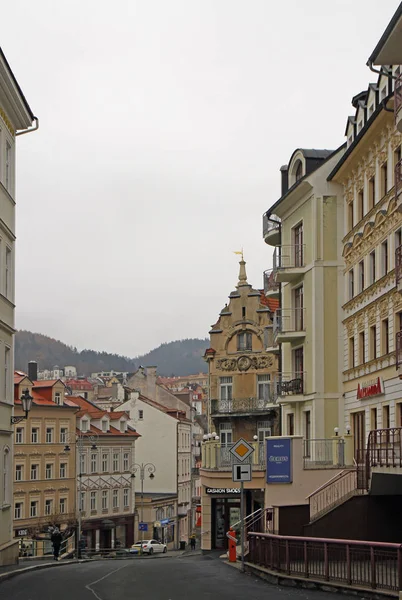 Mensen lopen door de straat in Karlovy Vary — Stockfoto