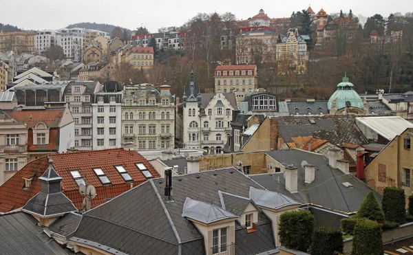 Karlovy Vary şehrin panoramik havadan görünümü — Stok fotoğraf