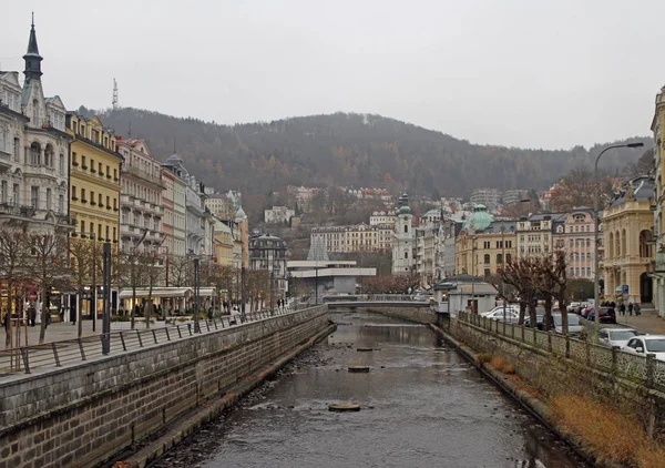 Mensen lopen door riverside in Karlovy Vary — Stockfoto