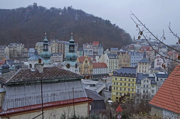 Karlovy Vary şehrin panoramik havadan görünümü — Stok fotoğraf