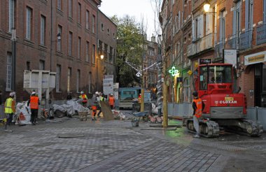 Toulouse, Fransa - 3 Aralık 2018: sokak işçileri Toulouse işlerinde açık havada yapıyorsun