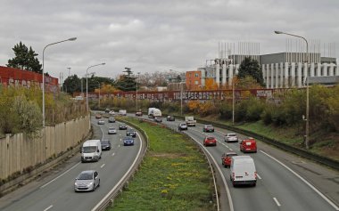 Toulose, Fransa - 4 Aralık 2018: insanlar otomobillerde Toulouse, Fransa için yolda bisiklete biniyor