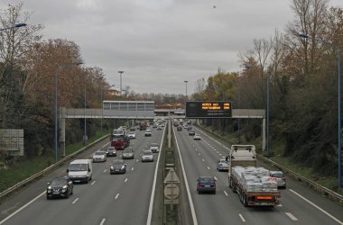 Toulose, Fransa - 4 Aralık 2018: insanlar otomobillerde Toulouse, Fransa için yolda bisiklete biniyor