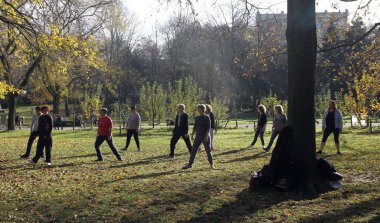 Toulouse, Fransa - 5 Aralık 2018: kadınlar genel park Toulouse içinde test etmektir