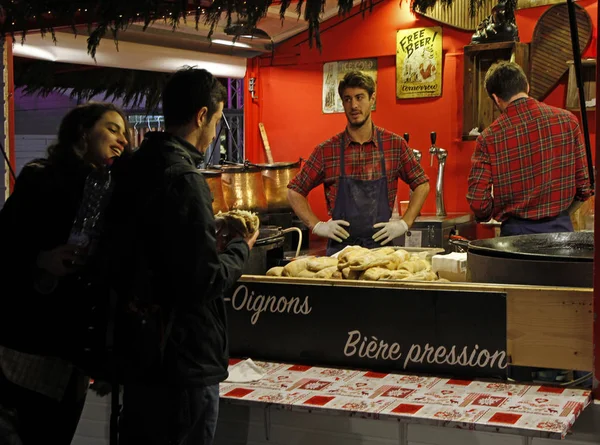 Toulouse Francia Diciembre 2018 Los Hombres Venden Comida Mercado Navidad —  Fotos de Stock