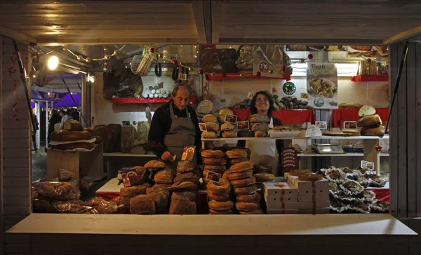 Toulouse França Dezembro 2018 Homem Mulher Estão Vendendo Mercado Natal — Fotografia de Stock