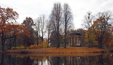 Sonbahar Herrenhausen bahçelerle Alman şehrin Hannover