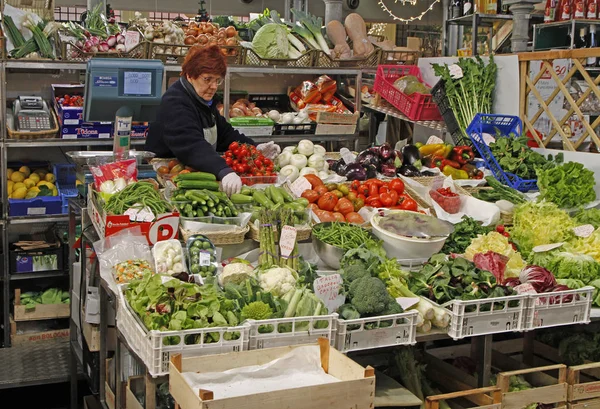 Modena Italia Diciembre 2018 Mujer Vende Verduras Mercado Aire Libre — Foto de Stock