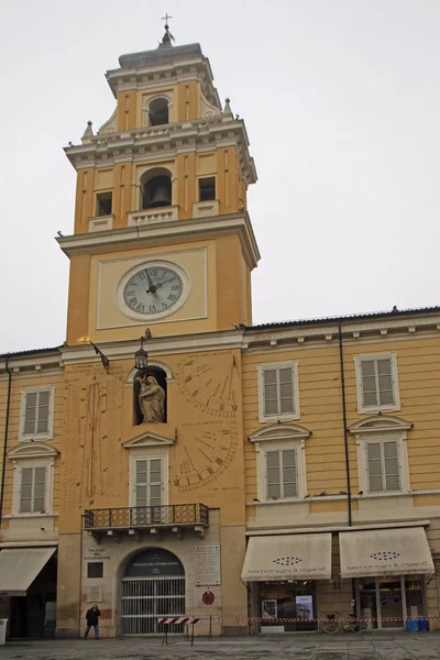 Parma Italia Decembrie 2018 Bărbat Merge Lungul Palatului Guvernatorului Din — Fotografie, imagine de stoc
