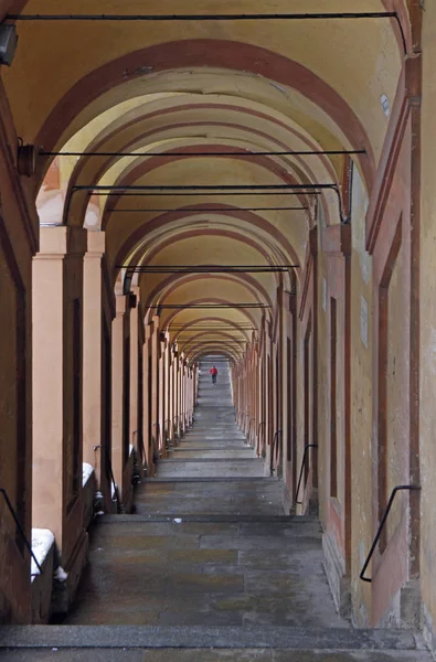 ボローニャのサン ルーカ アーケードは世界で最長のポーチ — ストック写真