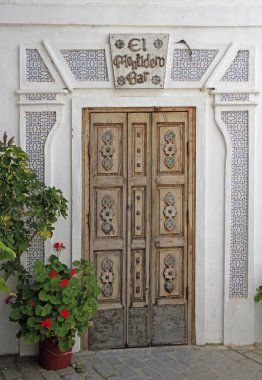 Tarifa, İspanya - 7 Mayıs 2018: Tarifa, İspanya Arap tarzında dekore edilmiş ahşap kapı