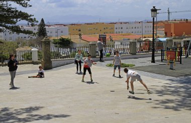 Tarifa, İspanya - 7 Mayıs 2018: çocuk yakar top oyun Tarifa, İspanya açık oynuyorlar